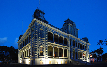Iolani Palace at dusk2